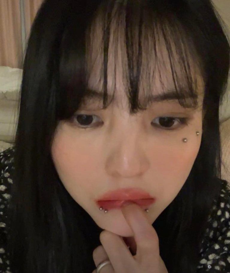 Han So Hee piercings rostro