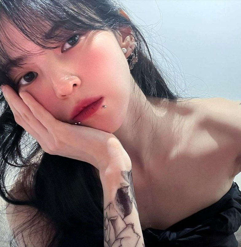 Han So Hee piercings rostro