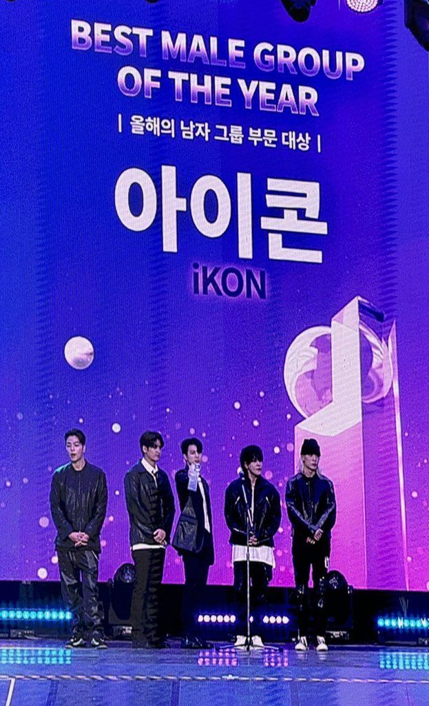B.I iKON escenario