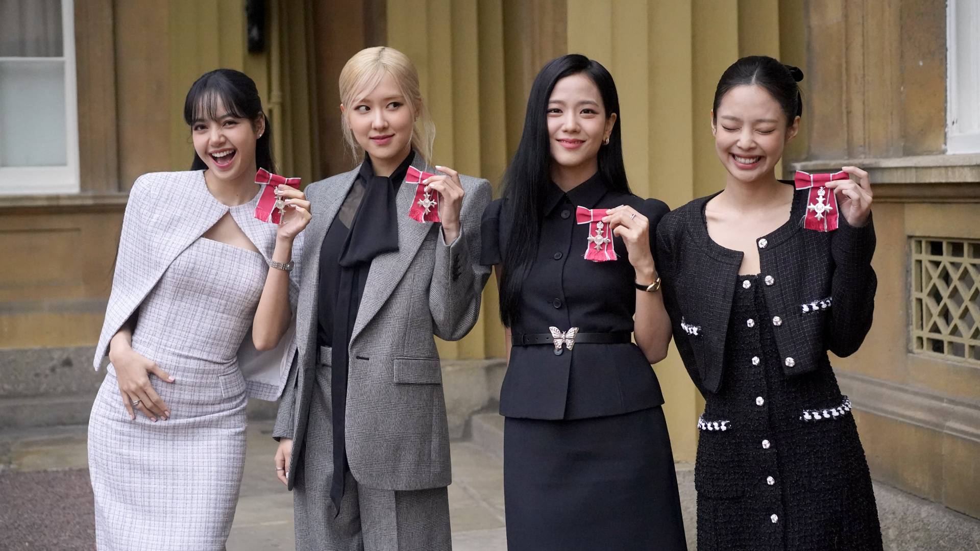 Lisa Jennie Jisoo Rosé BLACKPINK Miembros honorarios de la Orden del Imperio Británico