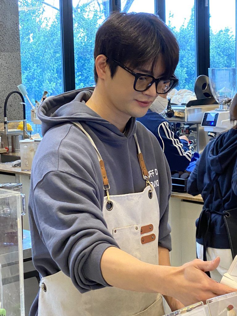 Seo In Guk cafetería
