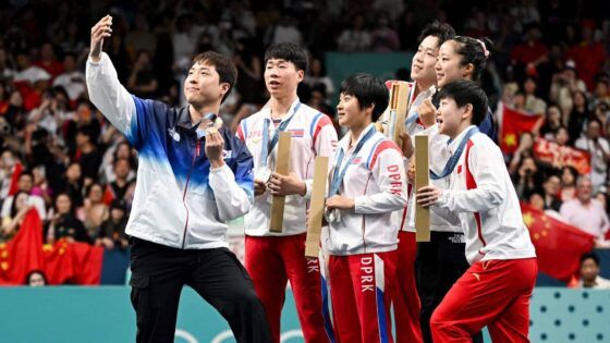 Atletas de Corea del Sur y Corea del Norte se toman selfie durante los Juegos Olímpicos de París 2024