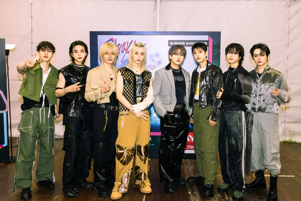 Stray Kids contratos