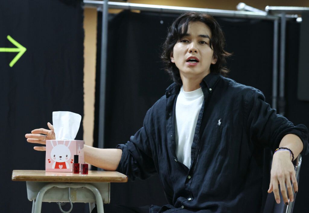 Yoo Seung Ho en ensayo de "Angels in America" interpretando un papel gay