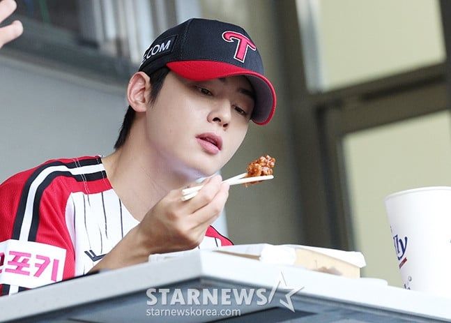 Cha Eun Woo béisbol