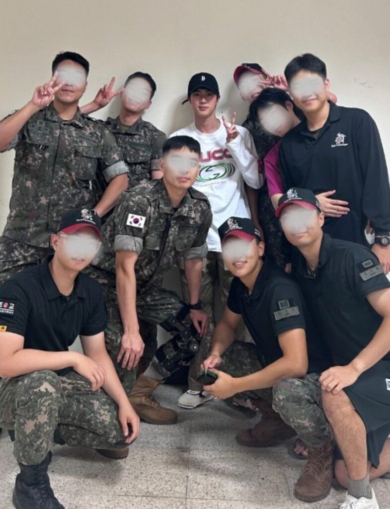 Jin BTS compañeros militar 
