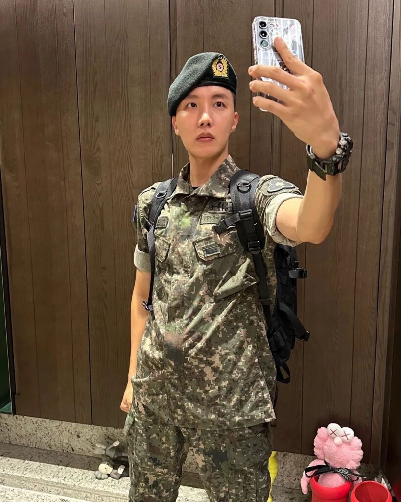 J-Hope baja militar 