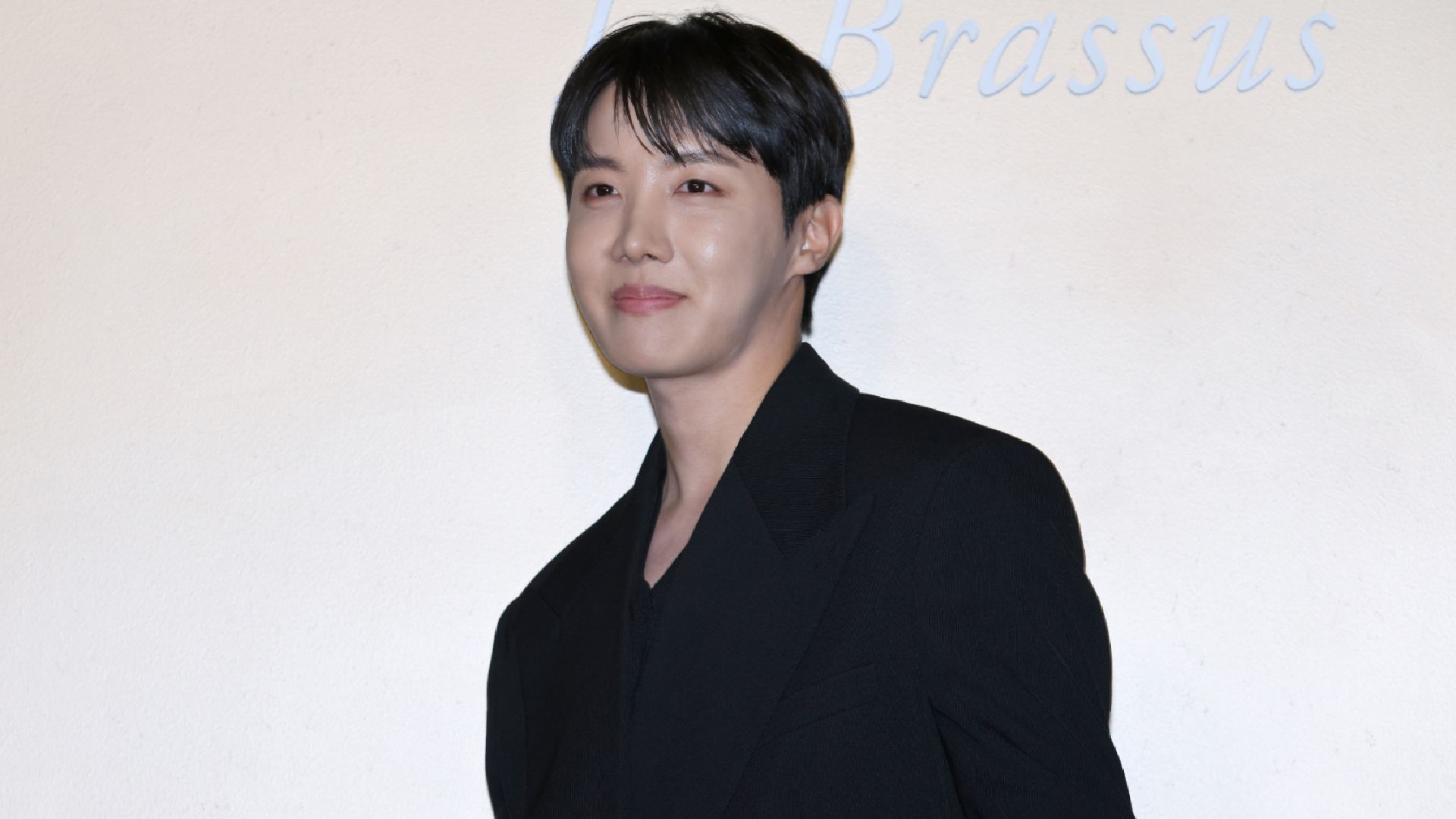 J-Hope de BTS aproxima la fecha de su esperado comeback
