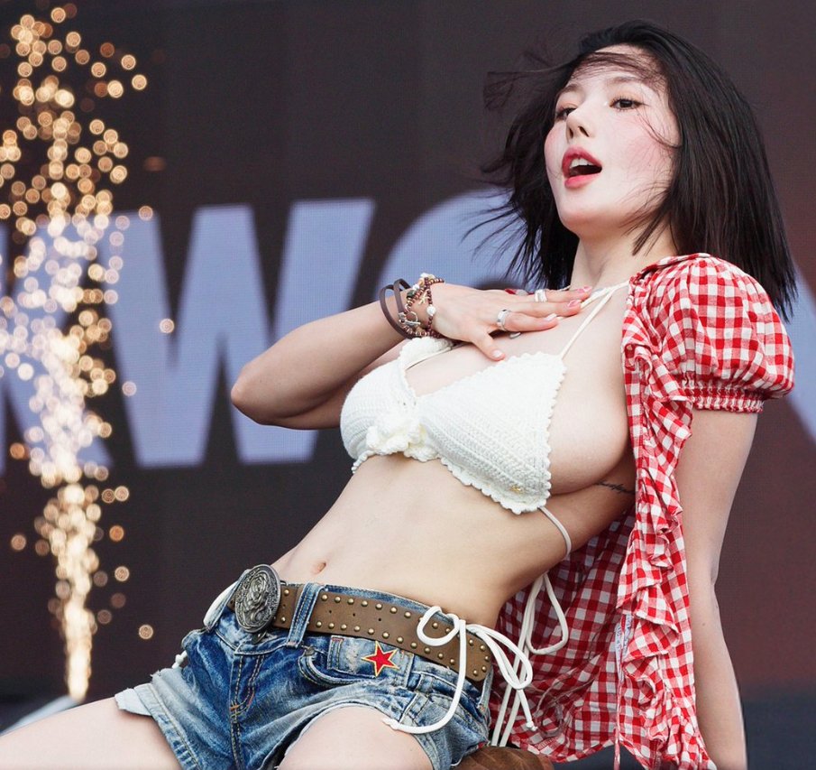 Kwon Eun Bi Waterbomb