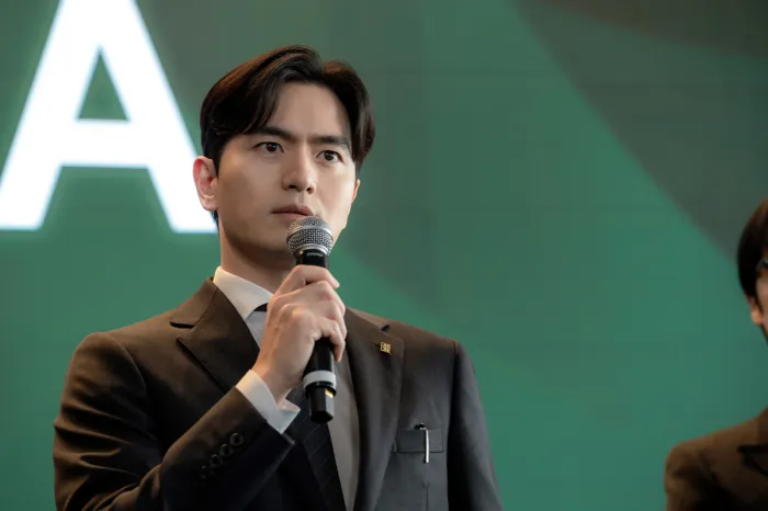 Lee Jin Wook beyond the bar