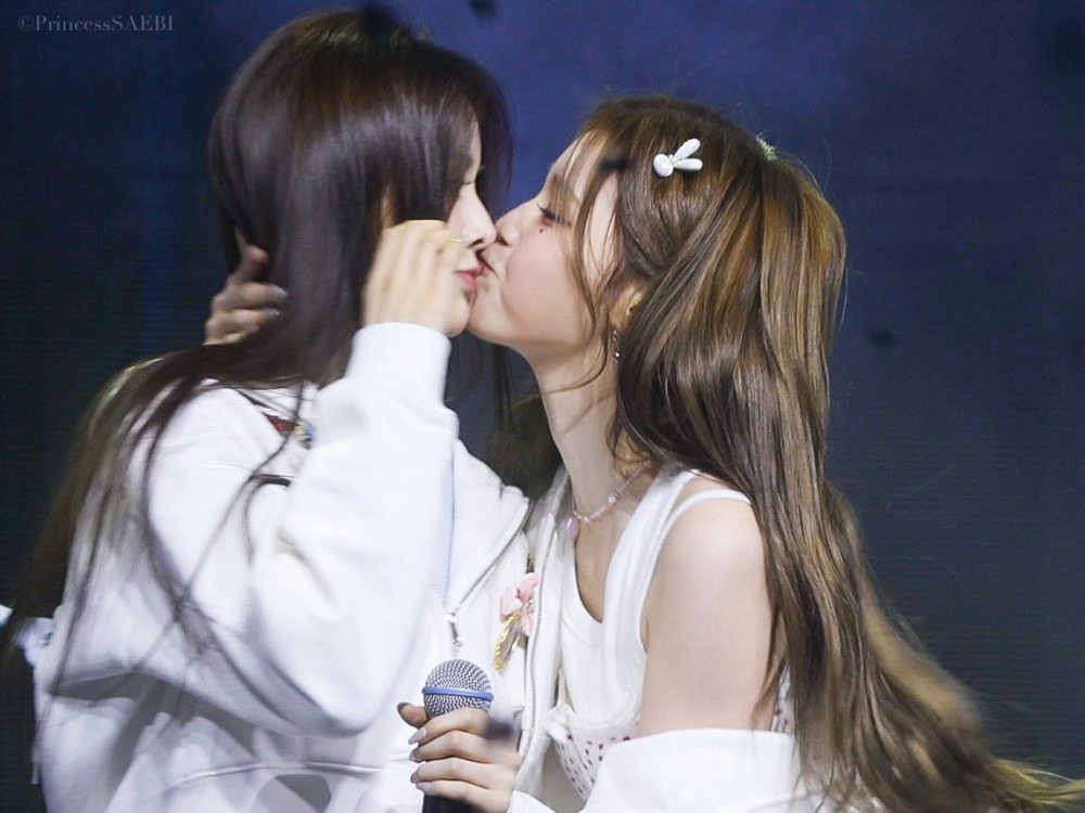 IZNA beso integrantes