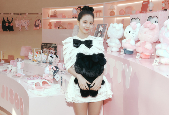 Jisoo HELLO KITTY