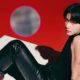 v-de-bts-es-visto-filamando-con-una-mujer-desconocida-en-una-escuela-de-seúl-unniepop