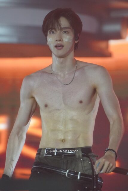 Sungchan sin camiseta 