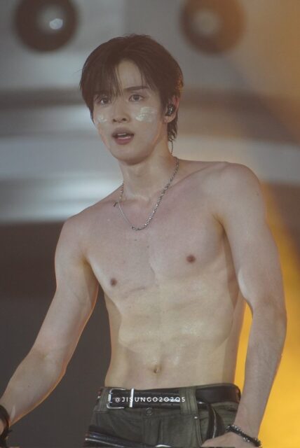 Sungchan sin camiseta 