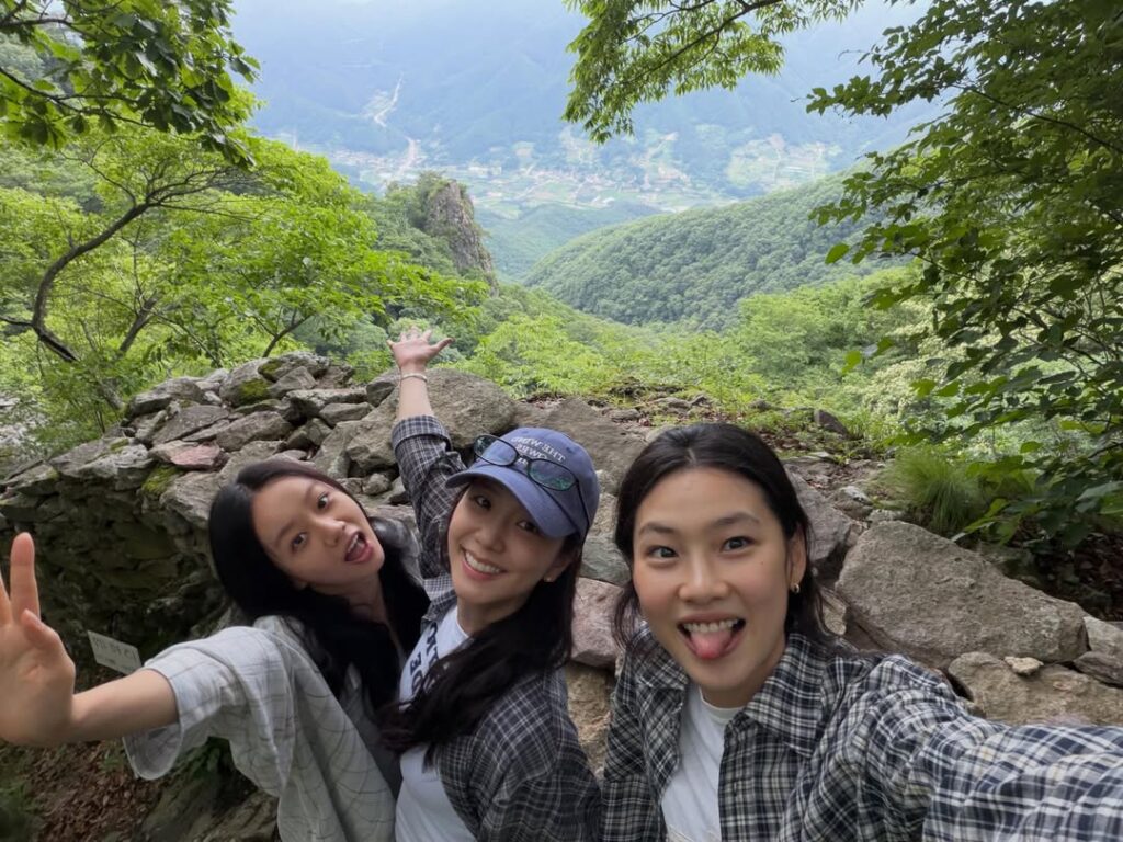 Hyeri Jisoo Jung Ho Yeon
