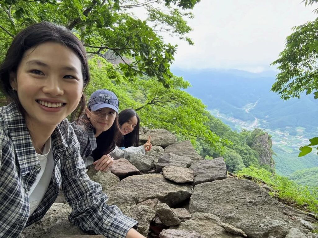 Hyeri Jisoo Jung Ho Yeon